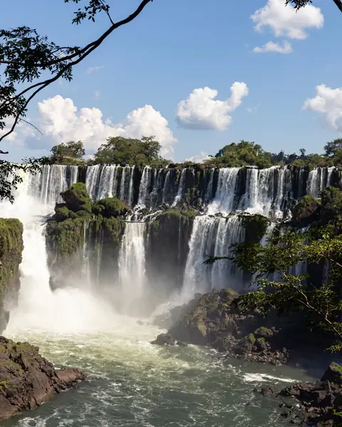 As Cataratas do Iguaçu entre a mata, com céu azul