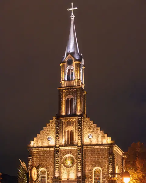 Igreja Matriz São Pedro, em Gramado, iluminada à noite