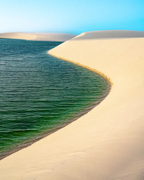 Duna de areia branca e lagoa verde nos Lençóis Maranhenses